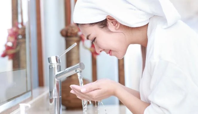 3- Pour avoir une belle peau, lavez-vous le visage avec un nettoyant doux 3- Pour avoir une belle peau, lavez-vous le visage avec un nettoyant doux