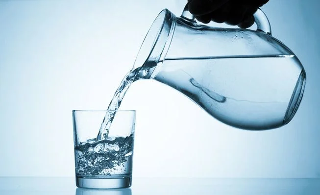 Pour avoir une belle peau, buvez beaucoup d’eau Pour avoir une belle peau, buvez beaucoup d’eau