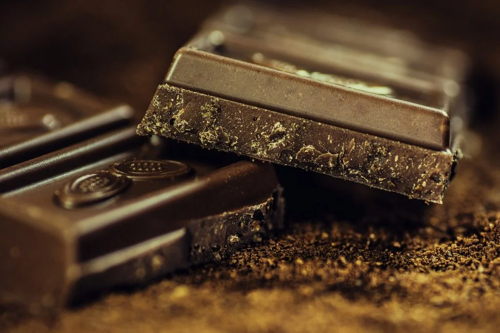 Chocolat boutonsChocolat acné : le vrai lien expliqué Chocolat boutonsChocolat acné : tablette de chocolat noir et peau acnéique, lien scientifique expliqué
