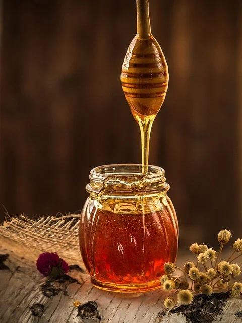 Miel de Manuka acné : le guide complet et efficace Miel de Manuka acné appliqué sur un bouton du menton pour traitement localisé