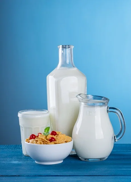 Lait et Acné : relation entre produits laitiers et boutons Lait et Acné : verre de lait et peau avec boutons illustrant le lien entre produits laitiers et acné