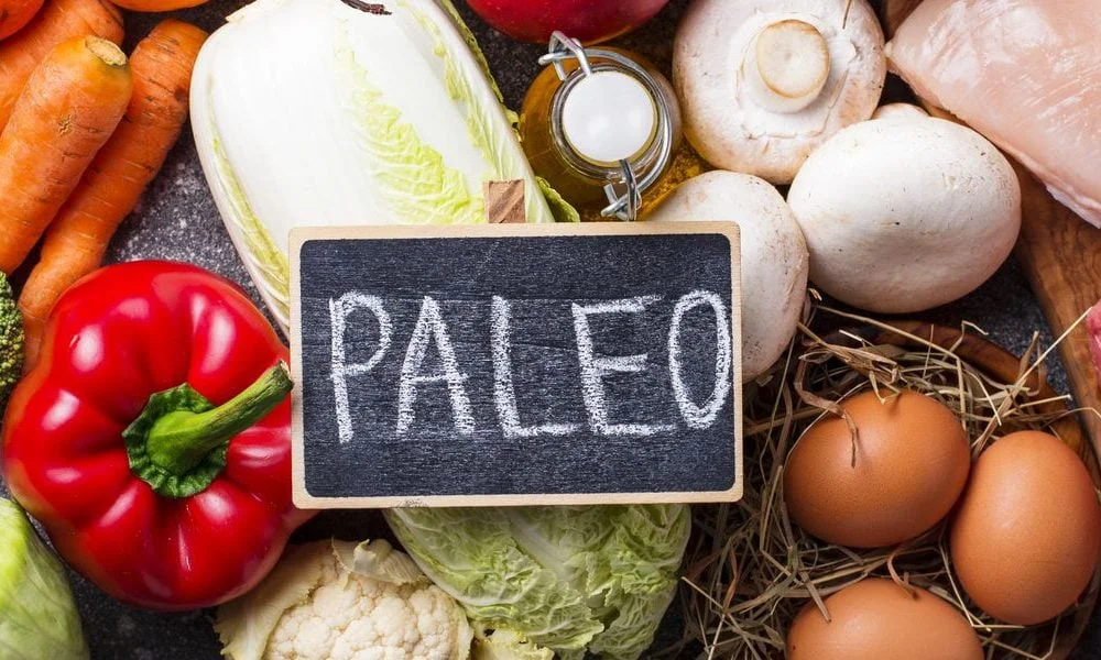 Régime Paléo pour Maigrir : le guide complet Régime Paléo pour Maigrir : sélection d'aliments naturels incluant poissons, légumes verts et huile d'olive