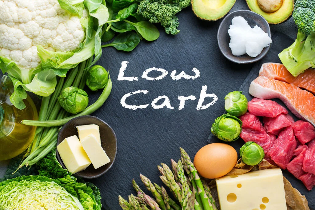 Régime Low Carb : assiette équilibrée avec légumes verts, protéines et bonnes graisses