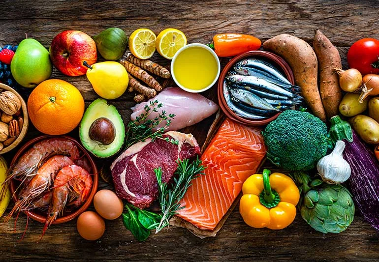 Régime Paléo pour Maigrir : le guide complet Régime Paléo pour Maigrir : assiette colorée avec viande grillée, légumes frais et noix variées
