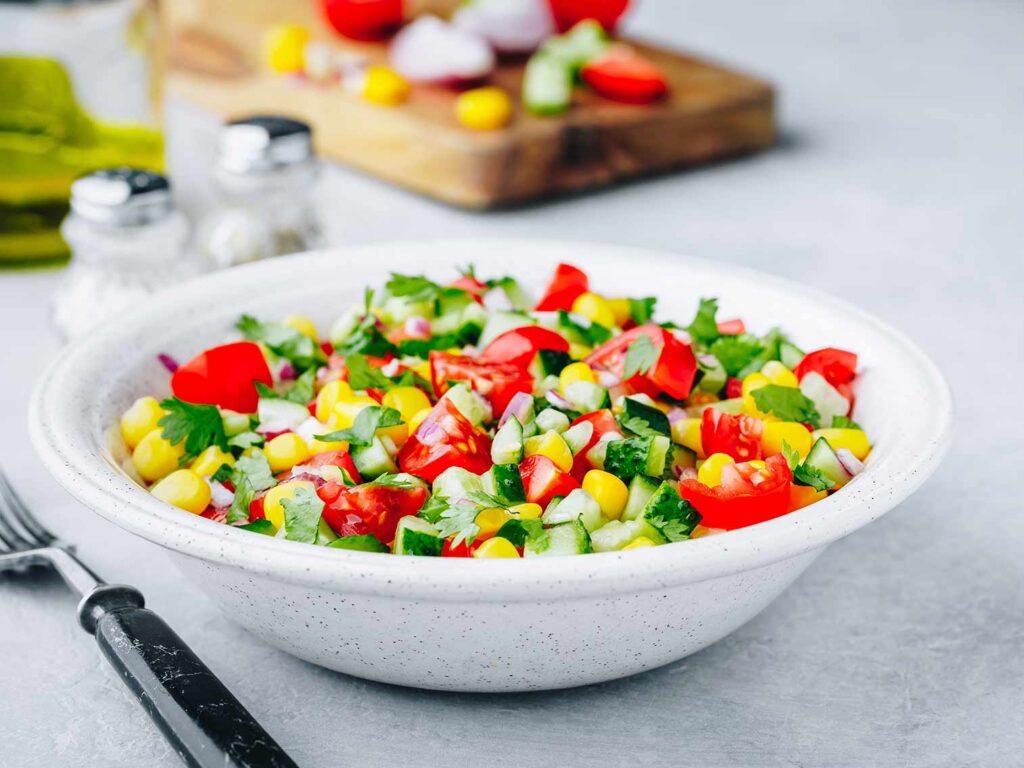 Accompagnements pour la salade méditerranéenne de concombres et tomates