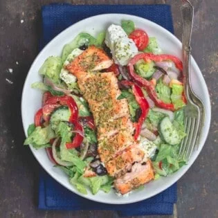Recette de Salade Grecque au Saumon Facile Recette de Salade Grecque au saumon conservée en boîte hermétique pour le meal prep
