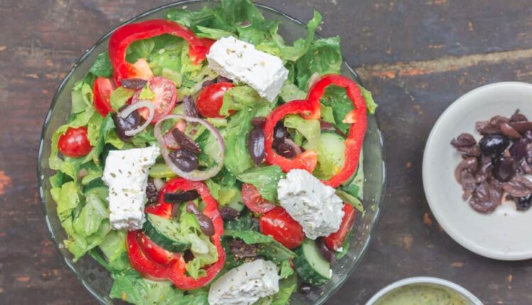 Recette de Salade Grecque au Saumon Rapide et Saine à la Méditerranéenne