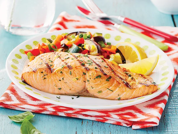 Recette méditerranéenne de saumon rôti ail citron Recette méditerranéenne de saumon : filet entier prêt à être mariné avec ail et citron