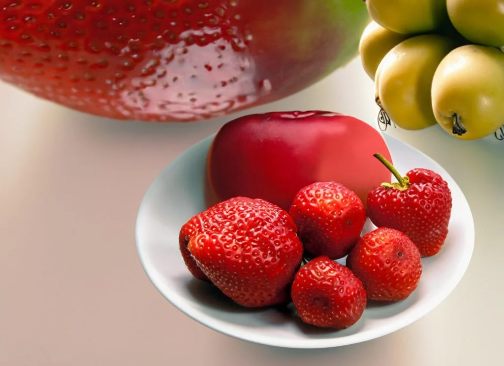 Le régime fruits rouge avec un assortiment de baies fraîches — myrtilles, fraises et framboises sur une table en bois