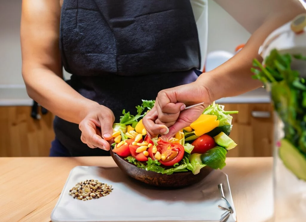 Le régime SIMA, anti-grignotage : guide complet Le régime SIMA, anti-grignotage — assiette équilibrée colorée avec légumes et protéines maigres