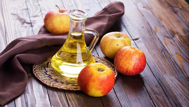 Vinaigre de cidre de pomme pour enlever les boutons sur le visage