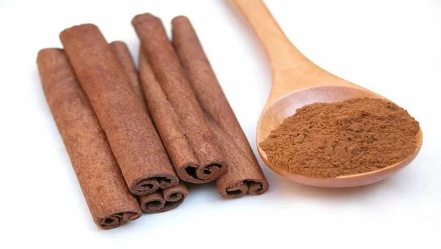 Boutons sur le visage : 14 remèdes naturels efficaces Boutons sur le visage masque naturel au miel et à la cannelle antibactérien