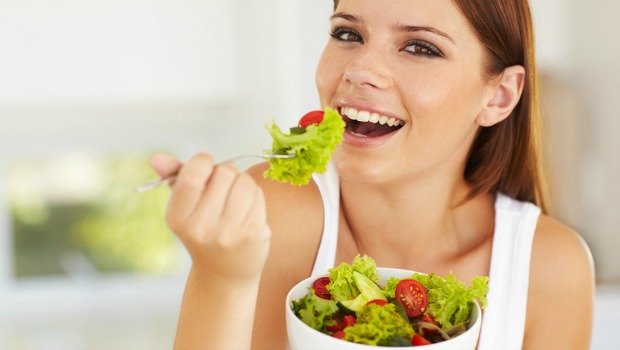 Mangez beaucoup de verts pour traiter les boutons sur le visage