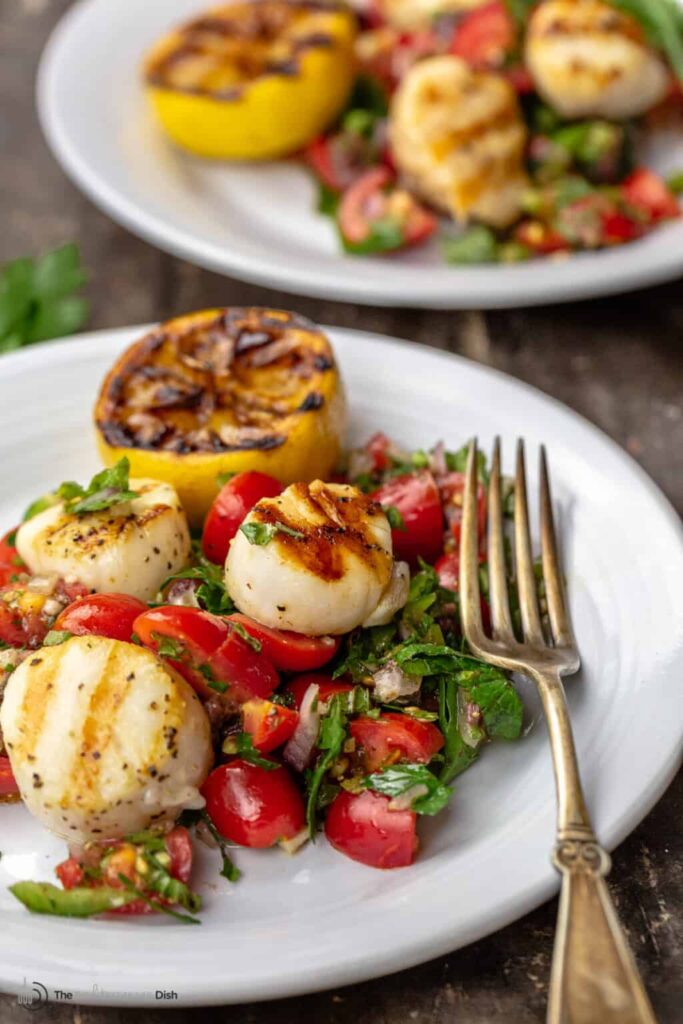 Noix de Saint-Jacques grillées avec salsa méditerranéenne à la tomate en 5 minutes !