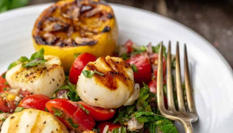 Noix de Saint-Jacques grillées avec salsa méditerranéenne à la tomate en 5 minutes !