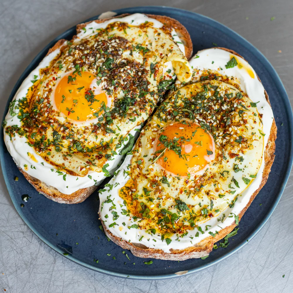 Petit-déjeuner méditerranéen : Œufs au Za'atar Petit-déjeuner méditerranéen : Œufs au Za'atar