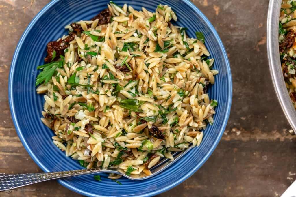 Recette de pâtes d'orzo grillées au parmesan