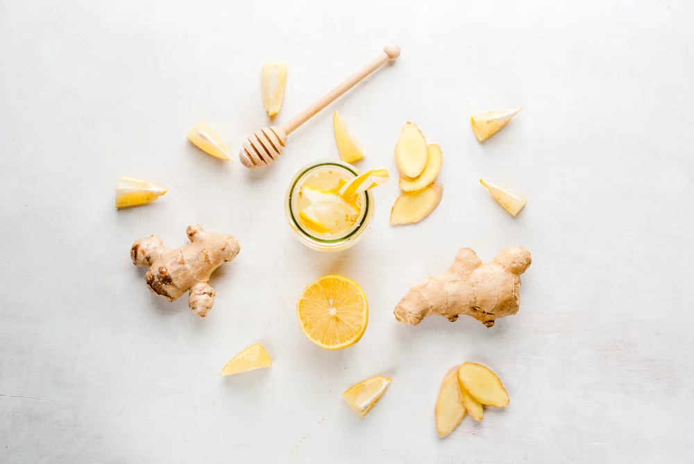 Gingembre Citron pour Maigrir maison dans un verre avec rondelles de citron et racine de gingembre frais