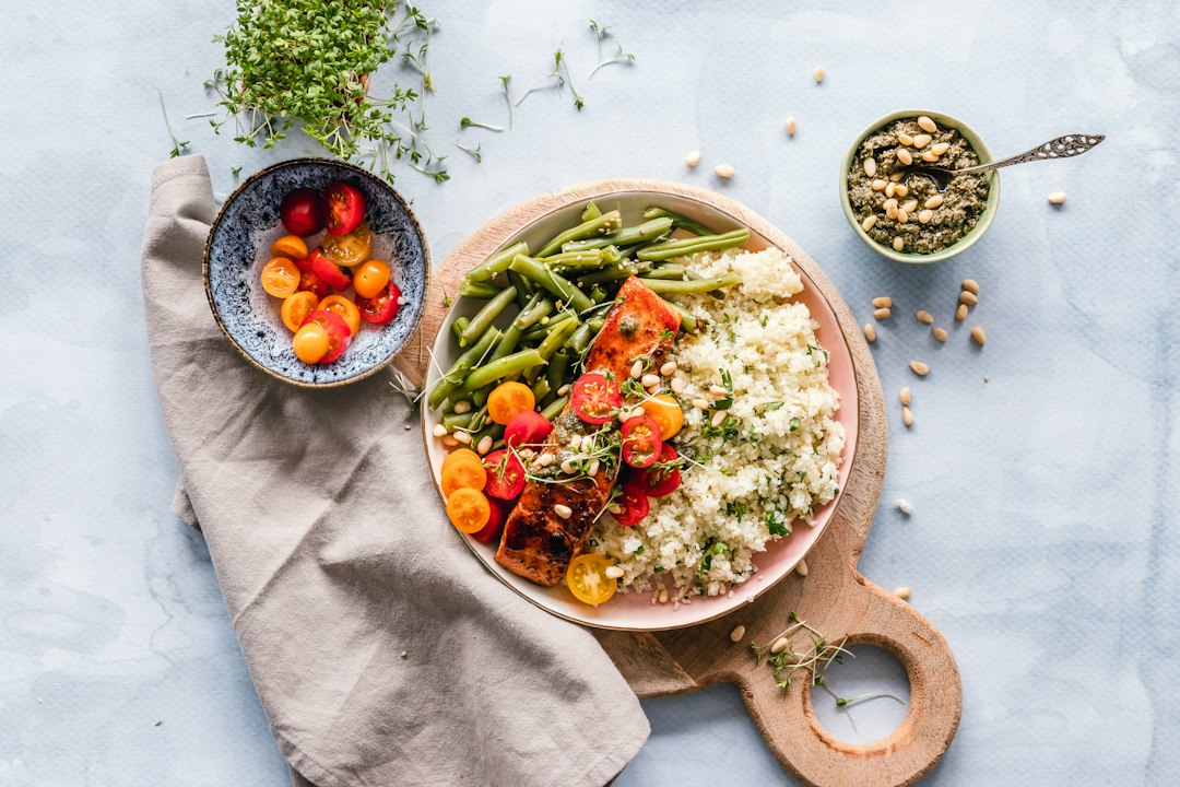 Perte de Poids : 7 Erreurs Choquantes à Éviter Absolument Assiette équilibrée riche en protéines et légumes pour soutenir des résultats durables