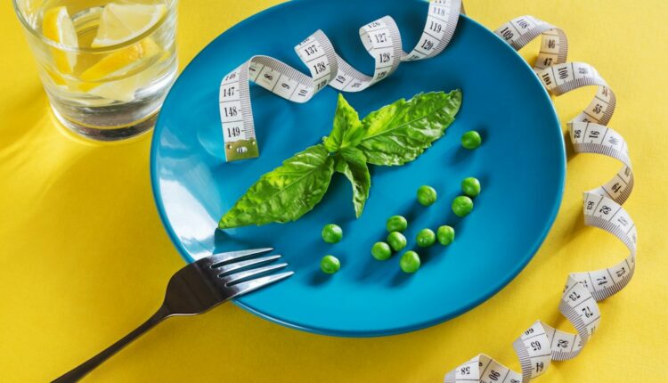 Déficit calorique : assiette équilibrée avec mètre ruban pour illustrer les erreurs à éviter