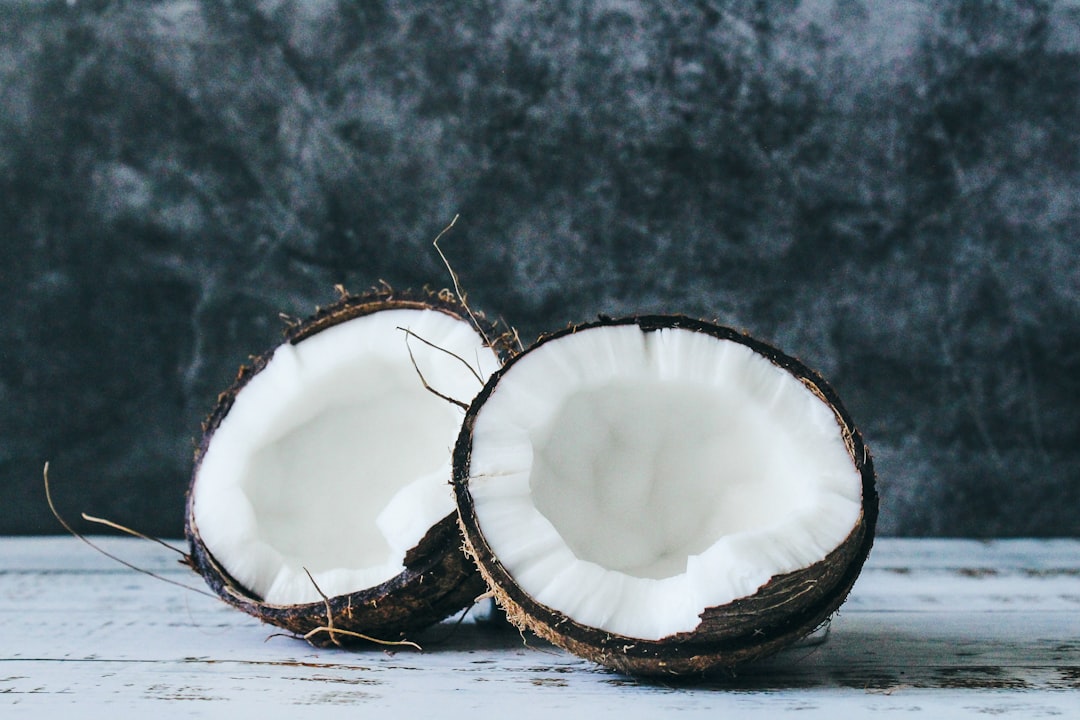 Squames et croûtes du cuir chevelu : 7 causes et solutions naturelles Solutions naturelles pour les squames cuir chevelu : huile de coco et vinaigre de cidre