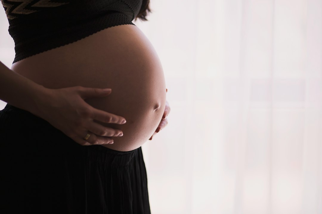 Femme observant les premiers symptômes de grossesse dès les premières semaines