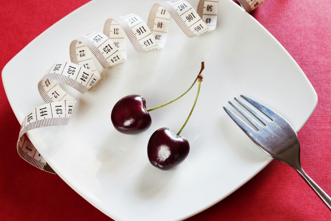 Déficit Calorique : 4 Erreurs Choquantes à Éviter Absolument Assiette saine et fourchette pour accompagner des habitudes alimentaires durables