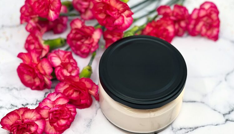 Pot de crème hydratante naturelle pour apaiser une peau sujette à la dermite séborrhéique