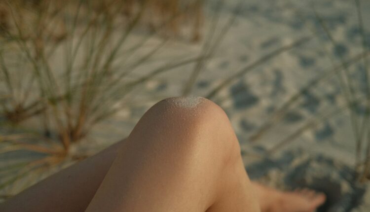 Jambes avec cellulite cuisse visible sur la peau, aspect peau d'orange