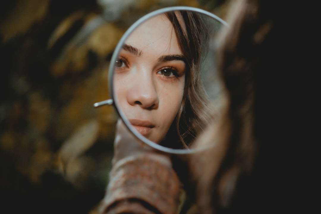 Cheveux Gras Que Faire : 7 Astuces Prouvées pour en Finir Durablement Cheveux gras que faire : jeune femme observant ses racines grasses dans un miroir