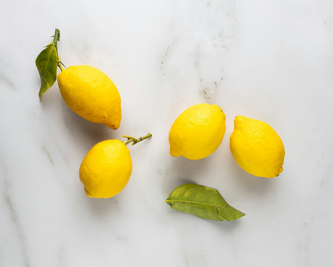 Hyperpigmentation : 7 Solutions Naturelles Efficaces Hyperpigmentation : citron et vitamine C utilisés pour éclaircir les taches cutanées