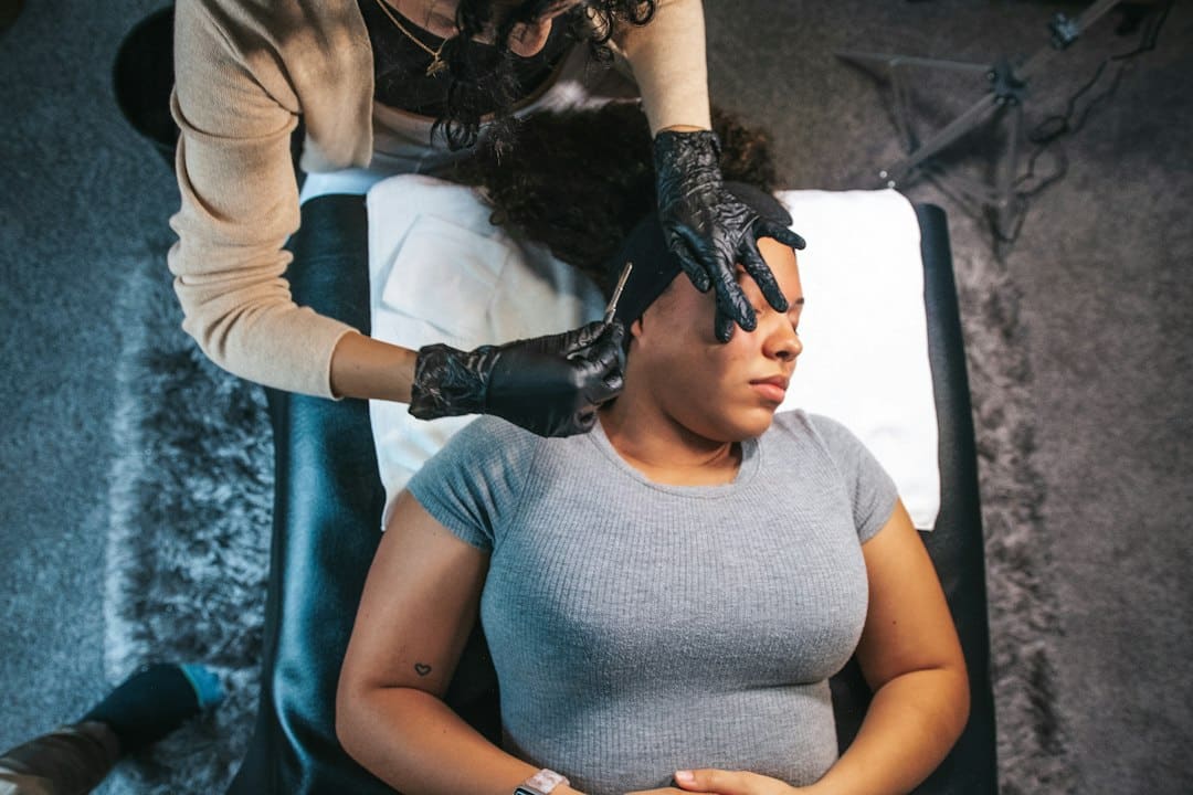 Alopécie Femme : 4 Erreurs Choquantes à Éviter Absolument consultation chez un dermatologue pour diagnostiquer une alopécie chez la femme