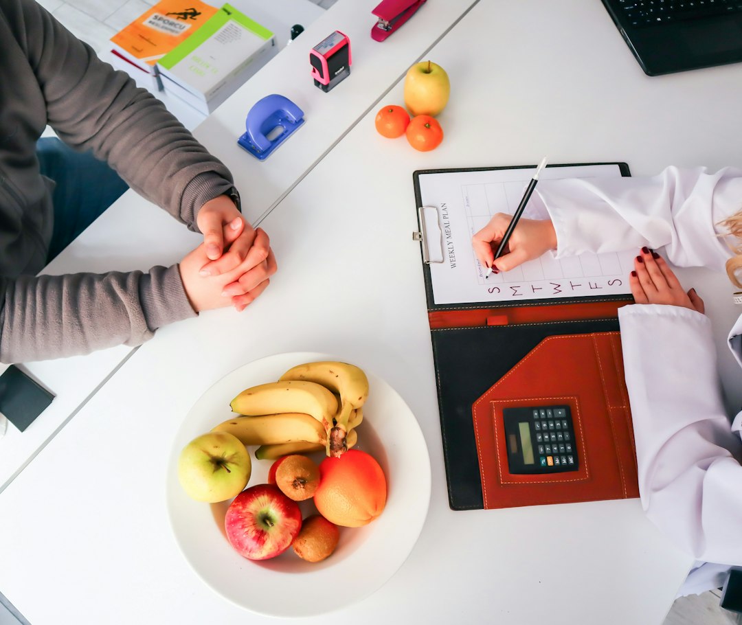 Perte de Poids Rapide : 7 Méthodes Prouvées et Risques à Connaître Consultation avec un professionnel de santé pour un suivi nutritionnel personnalisé