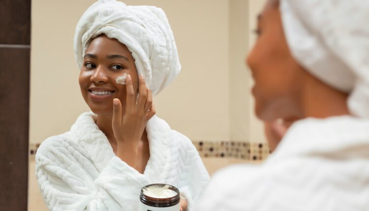 Crème anti-tache visage appliquée sur la peau pour atténuer les taches brunes