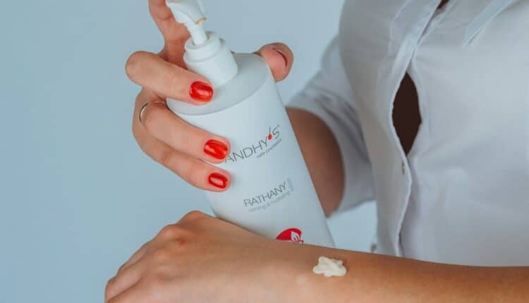 Crème eczéma appliquée en couche fine sur une peau irritée