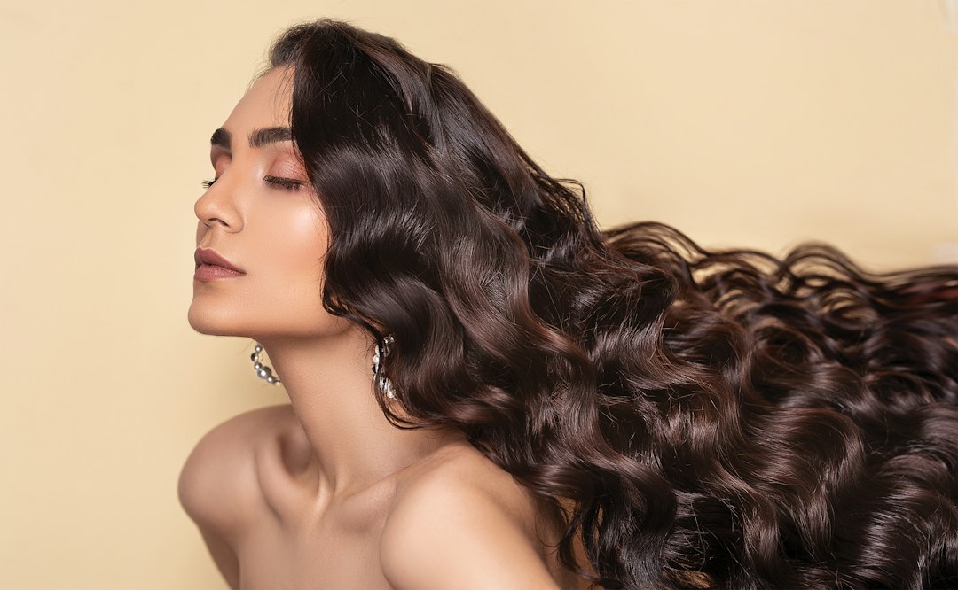 Combien de Cheveux Perd-on par Jour ? 5 Signes Essentiels à Repérer Cycle de croissance du cheveu et chute naturelle du cuir chevelu