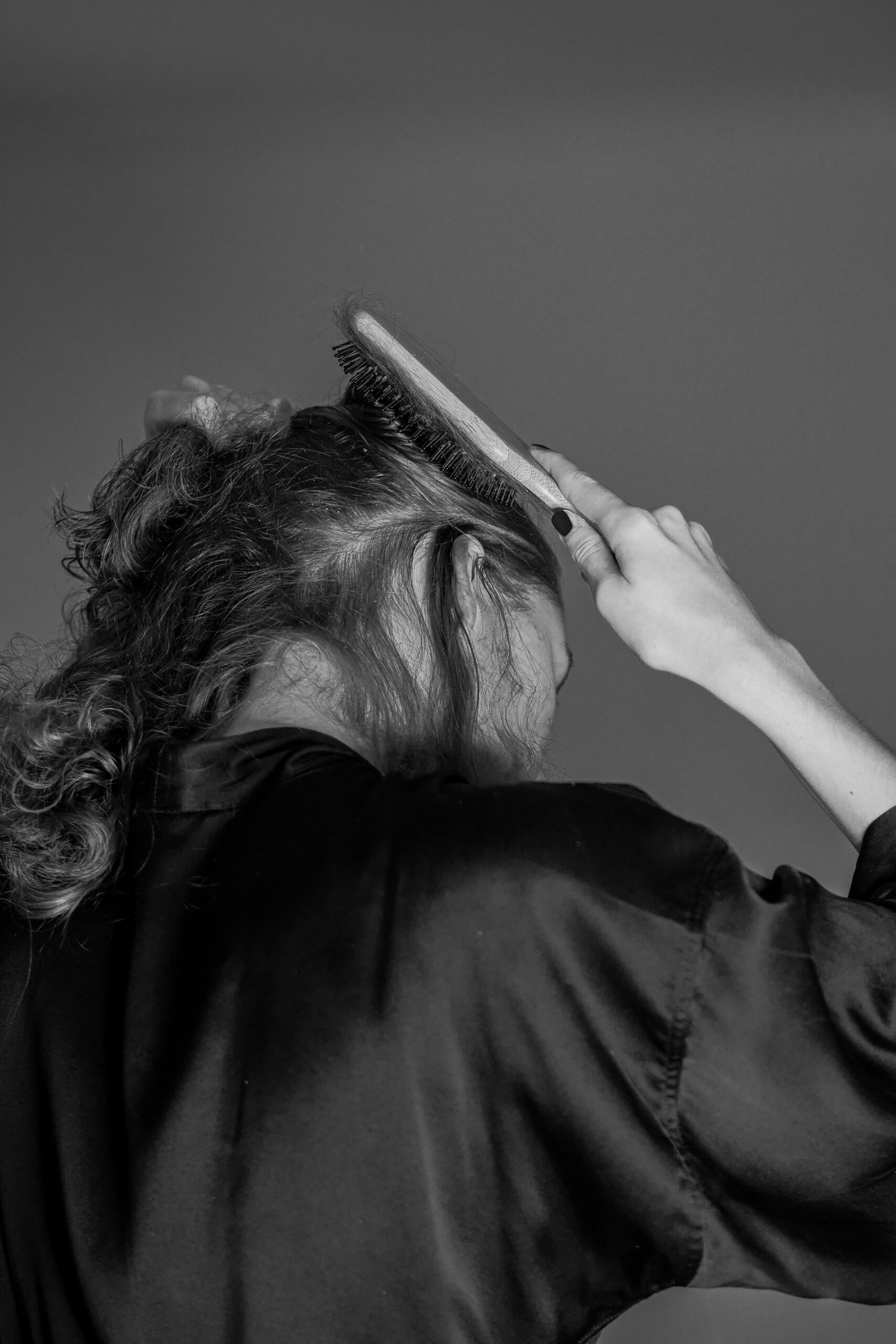 Perte de Cheveux : 7 Solutions Naturelles Prouvées Examen du cuir chevelu pour identifier les causes de la perte de cheveux