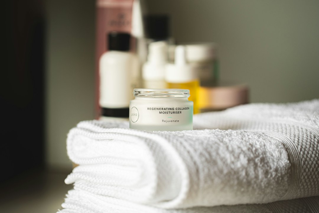 Shampoing Psoriasis : 7 Solutions Prouvées pour Apaiser le Cuir Chevelu Flacon de shampoing psoriasis aux actifs apaisants posé dans une salle de bain
