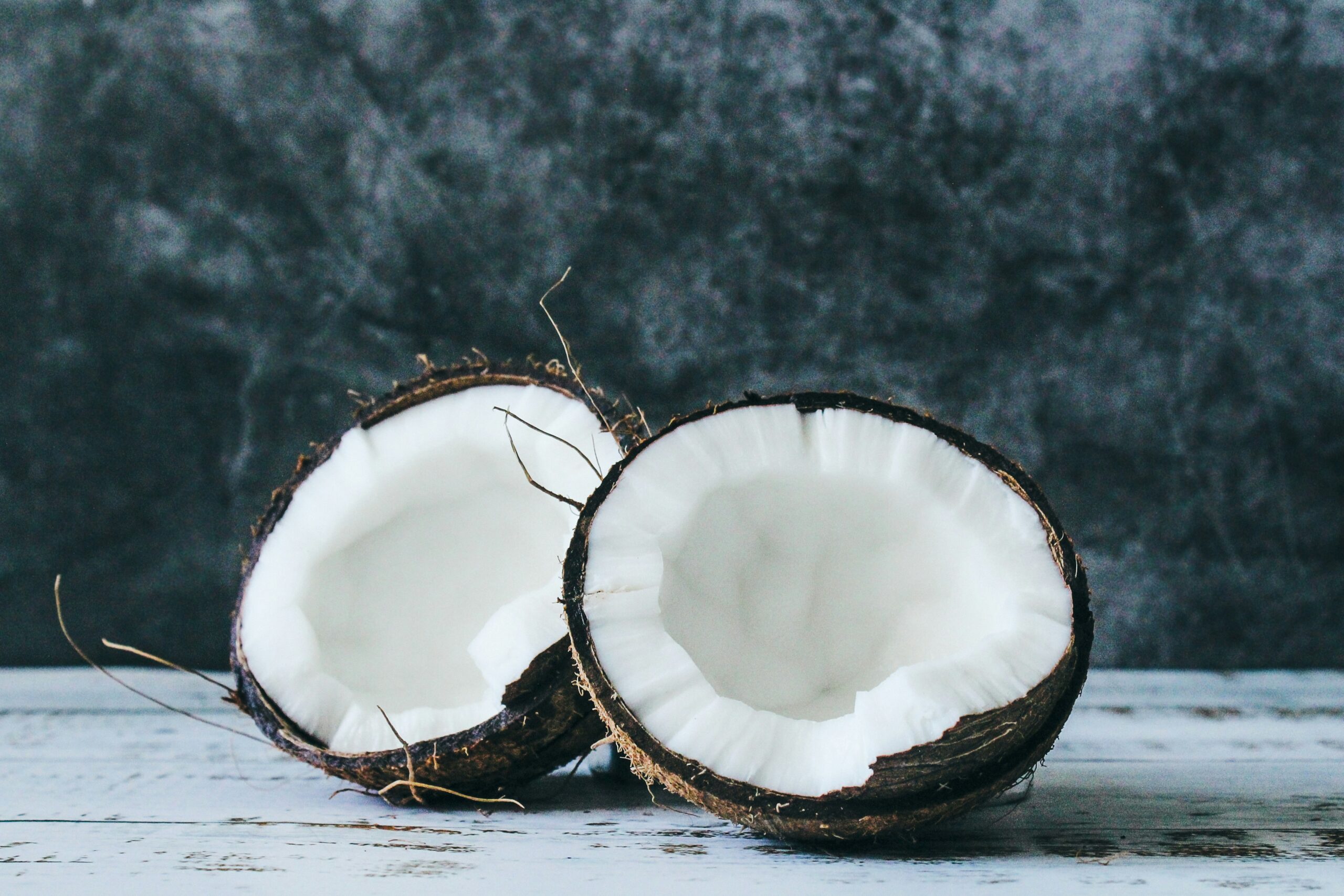 Eczéma Cuir Chevelu : 7 Solutions Naturelles Efficaces Huile de coco naturelle utilisée en soin apaisant contre l'eczéma du cuir chevelu