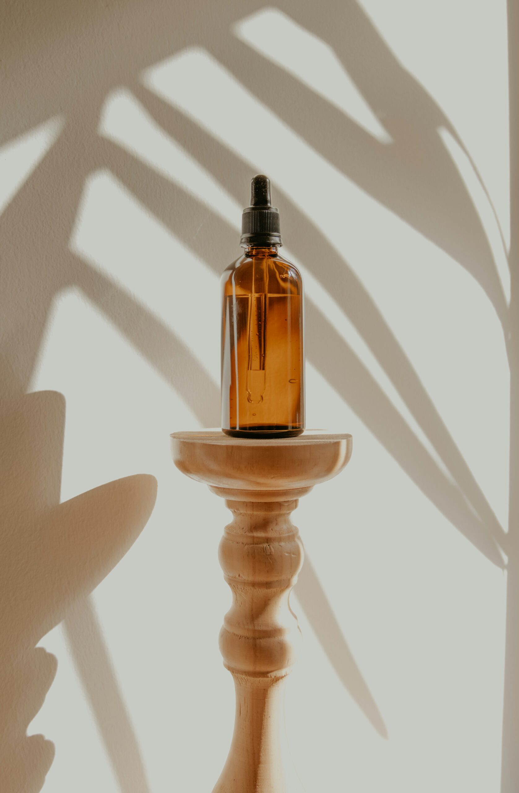 Perte de Cheveux : 7 Solutions Naturelles Prouvées Massage du cuir chevelu à l'huile naturelle, un geste utile contre la perte de cheveux