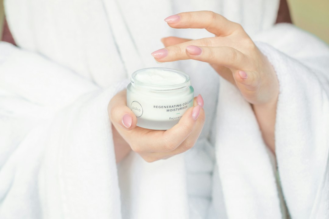 Eczéma Atopique : 7 Solutions Naturelles Efficaces Application d'un soin hydratant naturel pour apaiser l'eczéma atopique