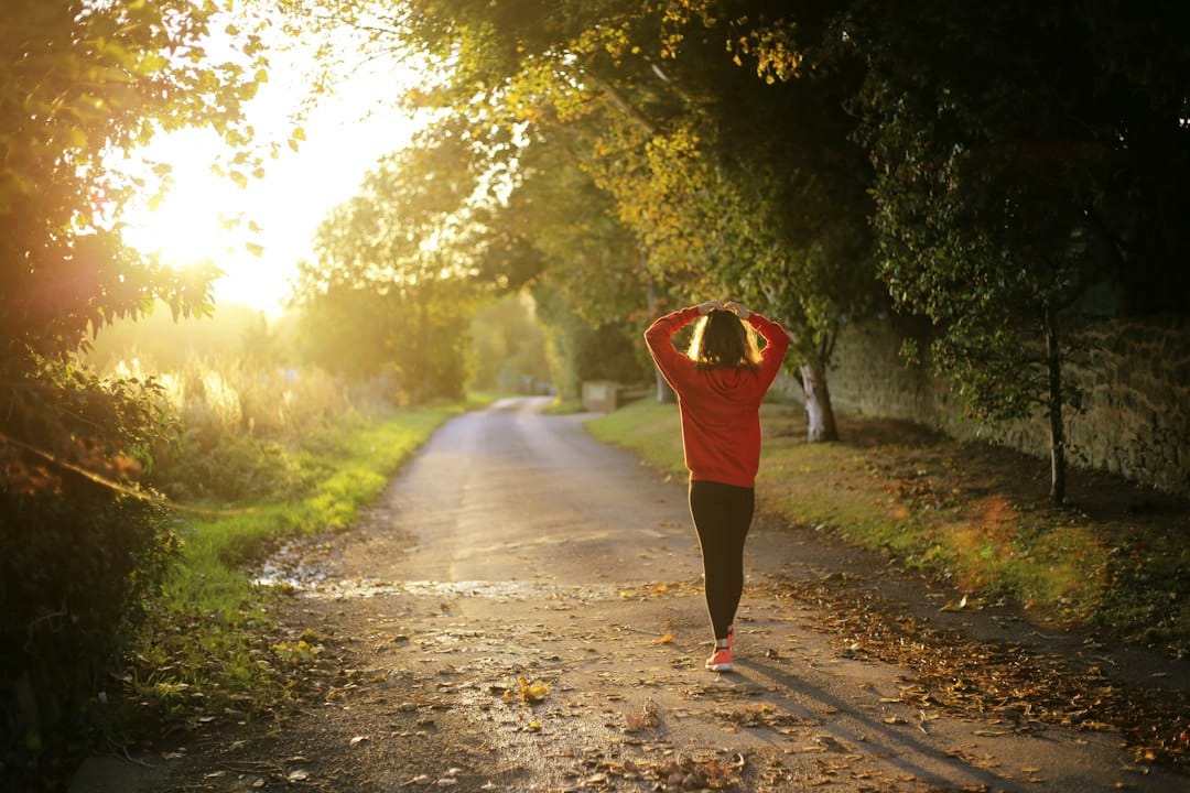 Perdre du Poids en 1 Semaine : 7 Astuces Naturelles Prouvées Perdre du poids en 1 semaine grâce à la marche quotidienne et à l'activité physique douce