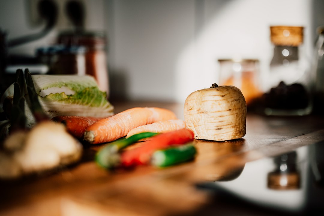 Recette Régime : 7 Idées Prouvées pour Manger Sain au Quotidien préparation de légumes frais pour un plat minceur maison