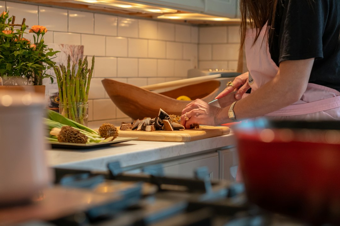 Recettes Healthy : 6 Astuces Efficaces à Connaître Recettes healthy : légumes frais coupés sur une planche avant préparation