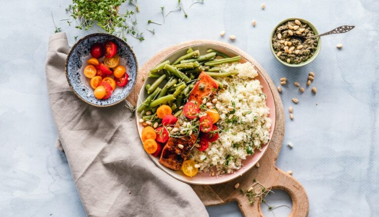 Recettes healthy : plat de saumon et quinoa avec légumes colorés