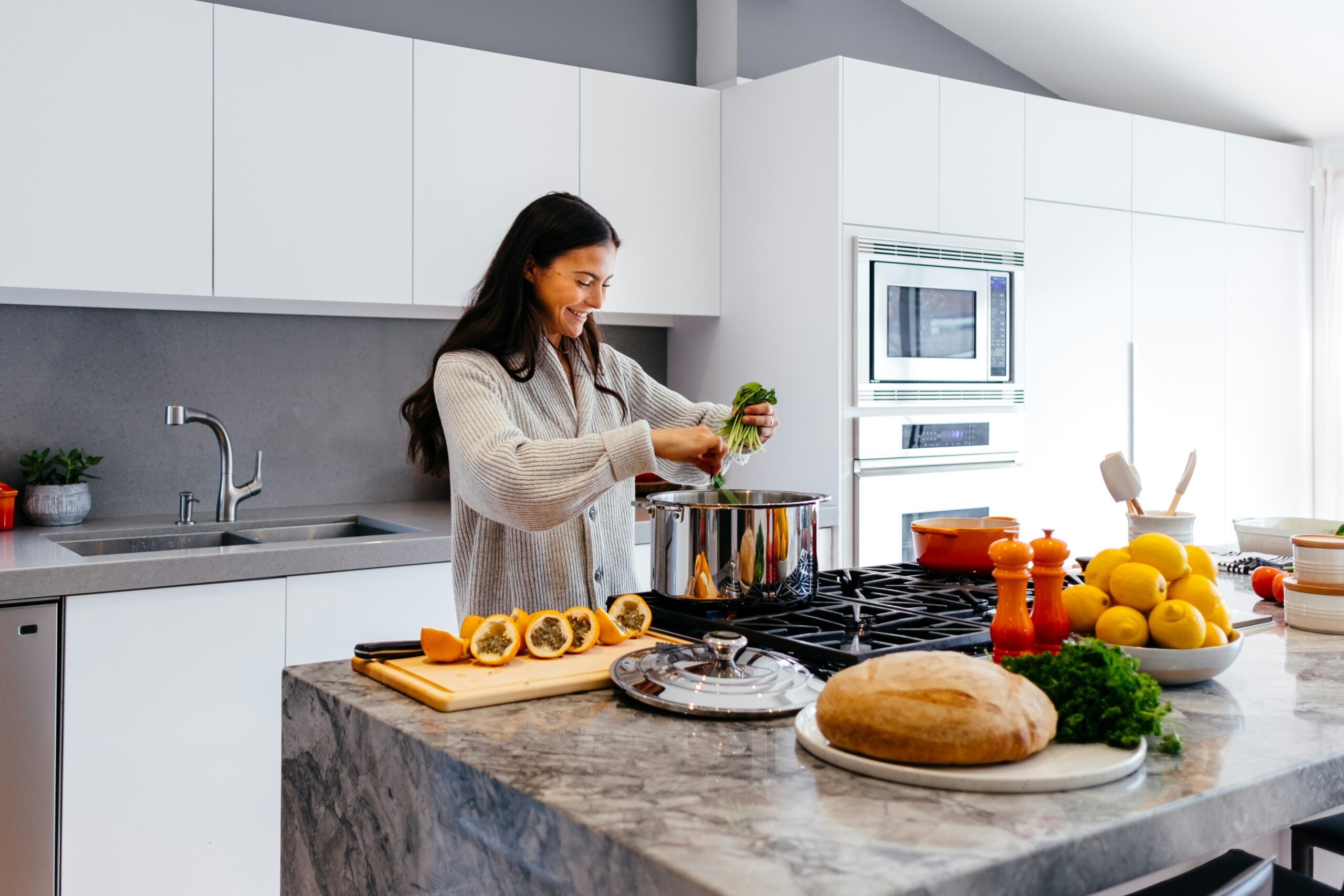 Régime Alimentaire : 7 Conseils Essentiels pour Réussir Durablement Préparer un repas équilibré en cuisine avec des légumes frais