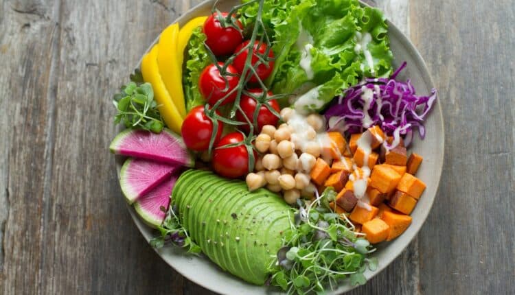 Repas healthy composé d'un bol de salade colorée et équilibrée