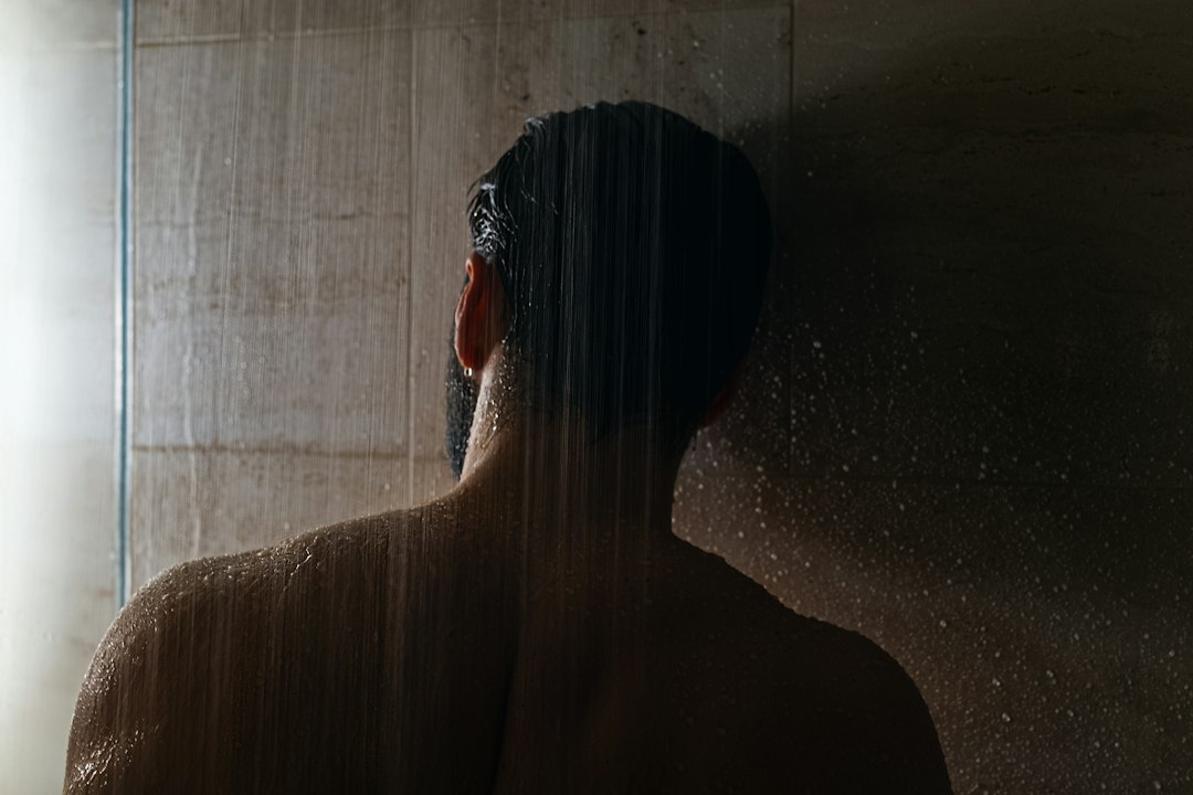 Shampoing Psoriasis : 7 Solutions Prouvées pour Apaiser le Cuir Chevelu Rinçage en douceur du cuir chevelu à l'eau tiède après application du shampoing