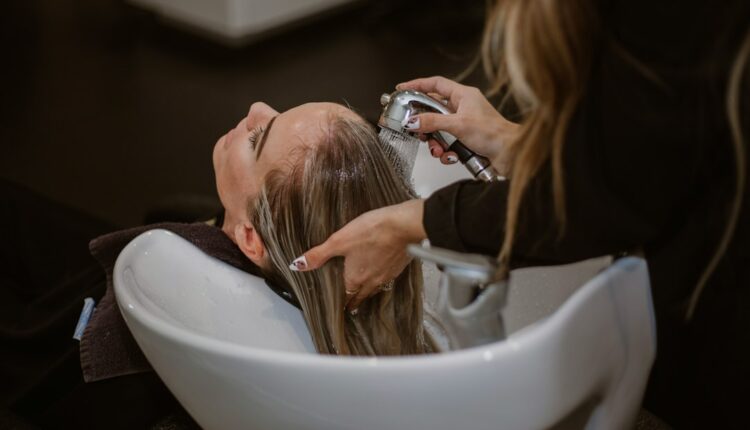 Examen du cuir chevelu avant d'appliquer un shampoing psoriasis adapté