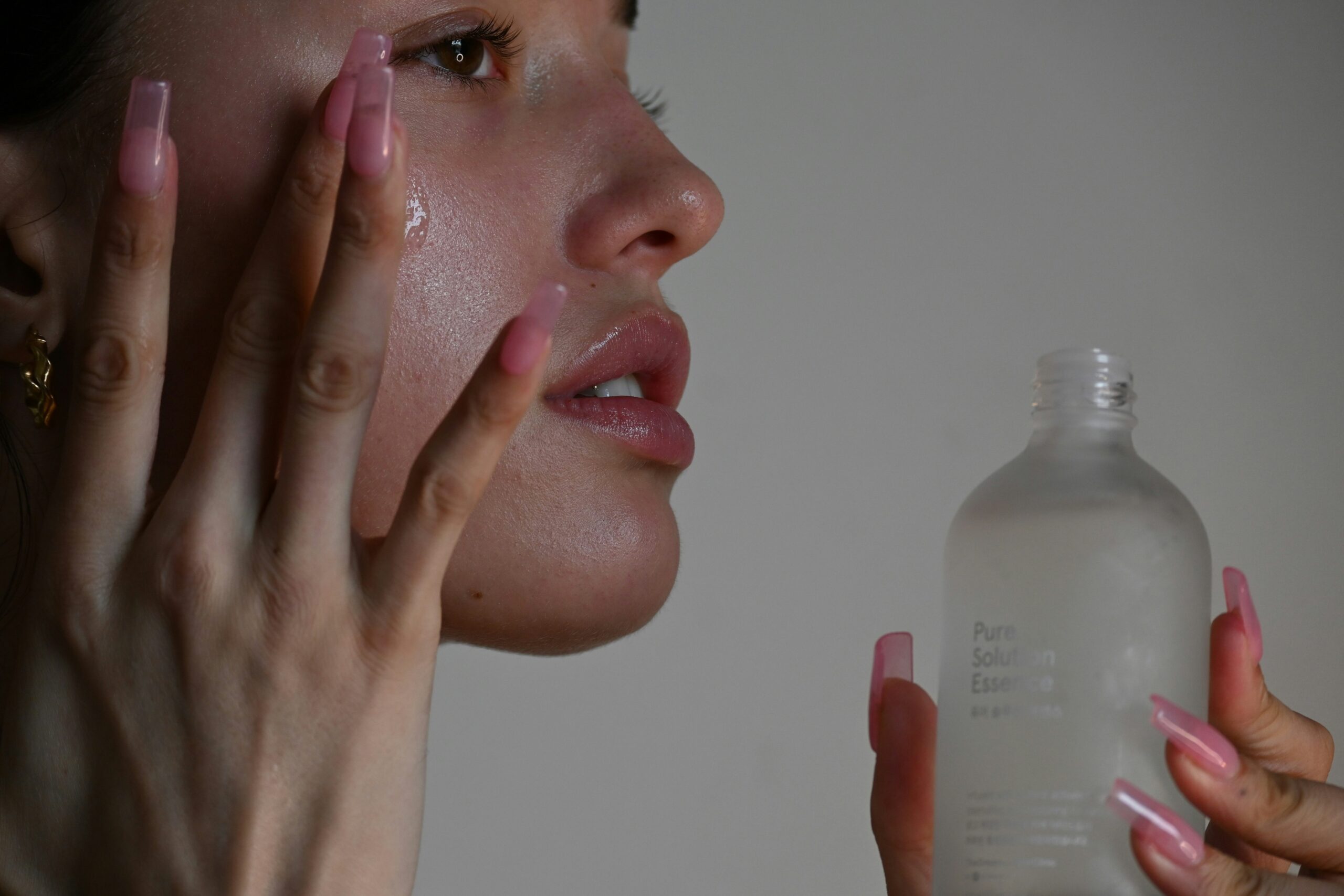 Crème Anti-Tache Visage : 7 Solutions Naturelles Efficaces Application d'un sérum ciblant les taches pigmentaires sur le visage
